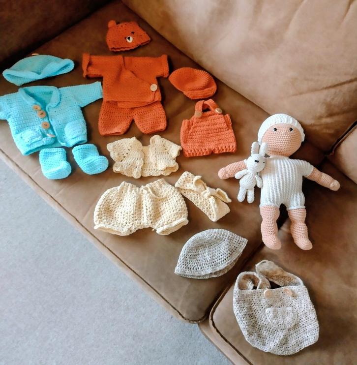 Pop Guusje met kleding en reiswieg, zie omschrijving, Kinderen en Baby's, Speelgoed | Poppen, Zo goed als nieuw, Babypop, Ophalen of Verzenden