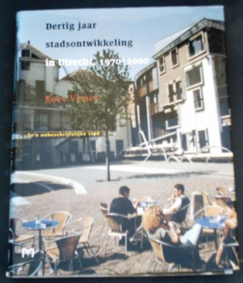 Dertig jaar stadsontwikkeling in Utrecht 1970-2000. Visser., Boeken, Geschiedenis | Stad en Regio, Zo goed als nieuw, 20e eeuw of later