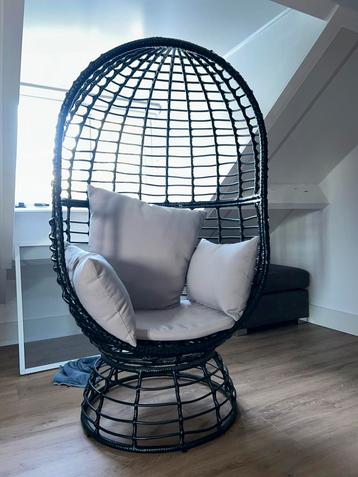 Mooie zwarte draaistoel voor tienerkamer (of zo) beschikbaar voor biedingen