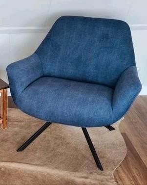 Mooie blauwe fauteuil beschikbaar voor biedingen