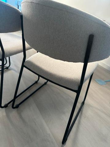 4 Beige Eetkamerstoelen in Goede Staat beschikbaar voor biedingen