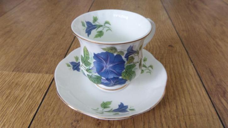 Bone China London Collection kop en schotel bloemmotief zgan, Antiek en Kunst, Antiek | Servies los, Ophalen of Verzenden