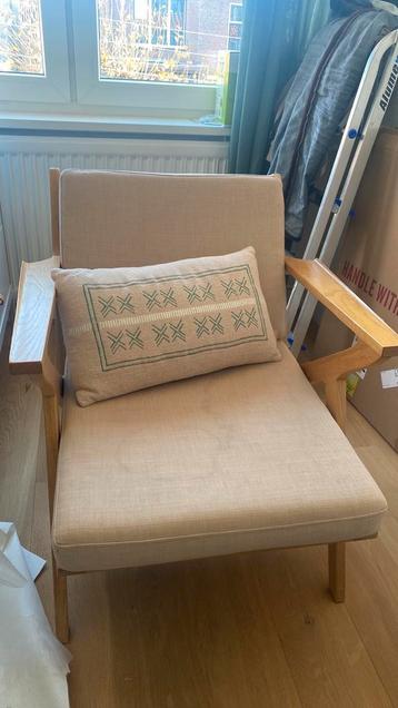 Comfortabele fauteuil met houten armleuningen