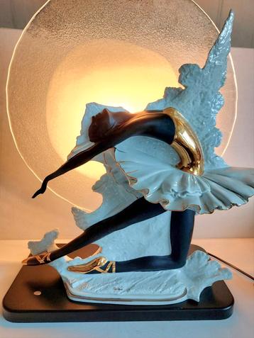 Elegante Carpië Art Deco Ballerina Lamp beschikbaar voor biedingen