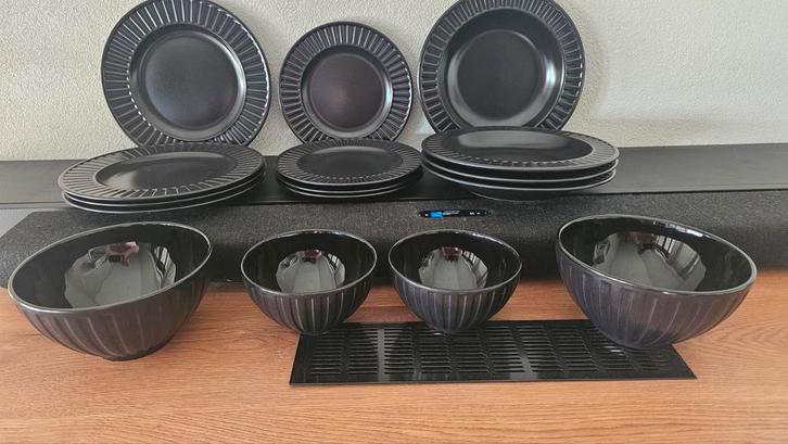 Wedgwood 16-delig Servies - Everyday Black, Huis en Inrichting, Keuken | Servies, Nieuw, Wedgwood, Aardewerk, Ophalen of Verzenden