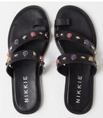 Nikkie Boho Slide black maat 37 NIEUW, Kleding | Dames, Schoenen, Nieuw, Slippers, Nikkie, Ophalen of Verzenden