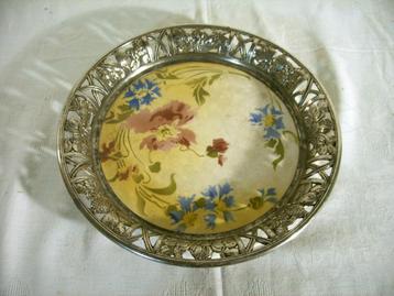 Antieke porseleinen schaal met verzilverde rand beschikbaar voor biedingen