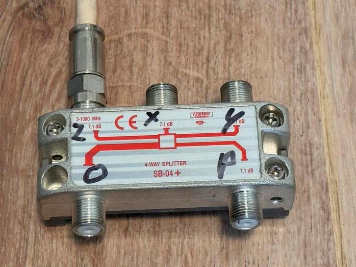 Tratec 4-voudige Antenne Splitter, Audio, Tv en Foto, Audiokabels en Televisiekabels, Zo goed als nieuw, Tv-kabel, Minder dan 2 meter
