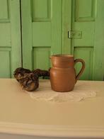 Klein bruin brocante keramiek watet/wijn kannetje., Antiek en Kunst, Curiosa en Brocante, Ophalen of Verzenden