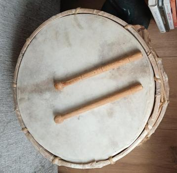 Dubbelvellig cilindrische trom - twee trommelstokken Syrië beschikbaar voor biedingen