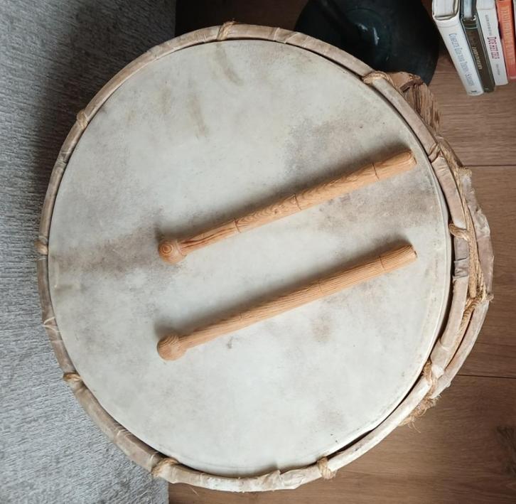 Dubbelvellig cilindrische trom - twee trommelstokken Syrië, Muziek en Instrumenten, Percussie, Zo goed als nieuw, Trommel, Ophalen of Verzenden