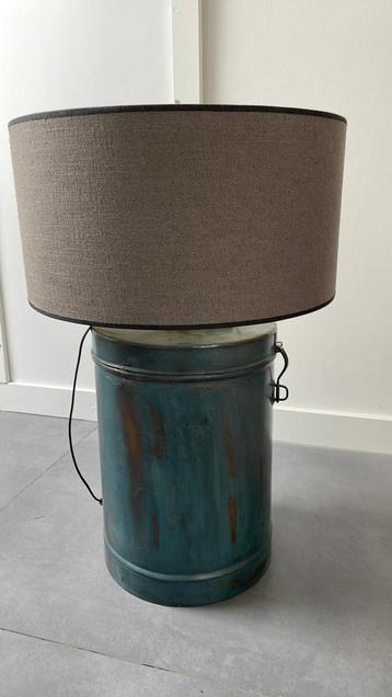 Industriele lamp voormalig Melkbus beschikbaar voor biedingen