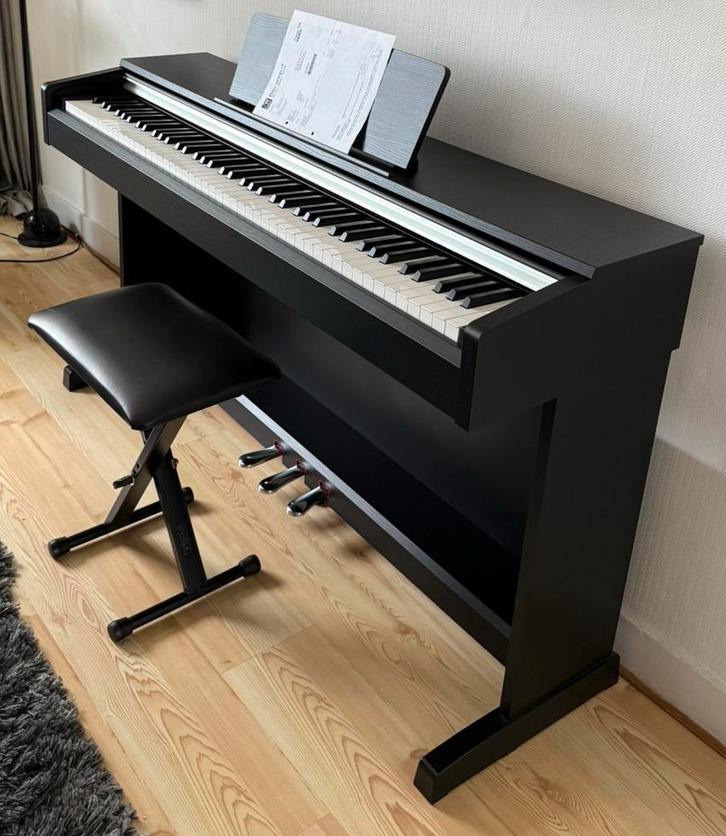 Digitale piano *zgan!* yamaha Arius YDP-142B black walnut, Muziek en Instrumenten, Piano's, Zo goed als nieuw, Zwart, Digitaal