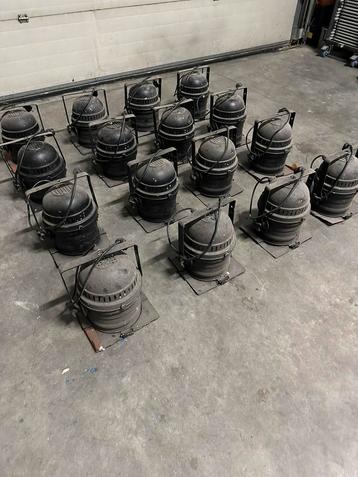 16x par 64 short incl fliterframe en filter 500watt beschikbaar voor biedingen