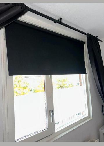 Zwart verduisterend rolgordijn  beschikbaar voor biedingen