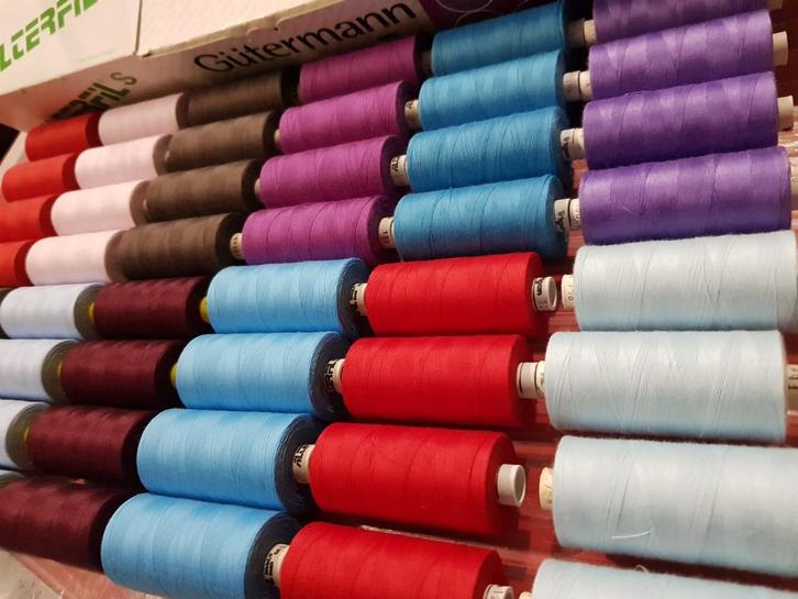 Nu deze super mooie partij garen o.a Gutermann Alterfils enz, Hobby en Vrije tijd, Naaien en Fournituren, Nieuw, Garen of Naald(en)