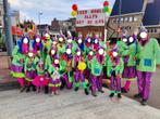 Loopgroep carnaval kleurrijk 22 personen carnavalspak, Carnaval, Kleding, Gedragen, Ophalen