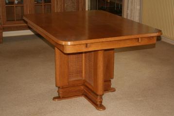 houten tafel met webbing in de poot beschikbaar voor biedingen