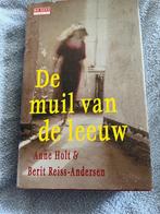 Anne Holt  De muil van de leeuw, Boeken, Ophalen of Verzenden, Zo goed als nieuw