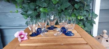 	Set franse antieke glaasjes met prachtig diepblauwe voet beschikbaar voor biedingen