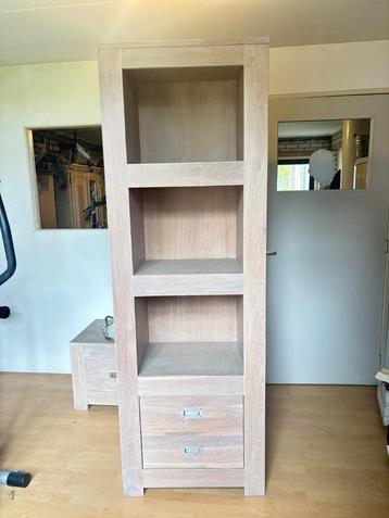 Hoge kast  beschikbaar voor biedingen