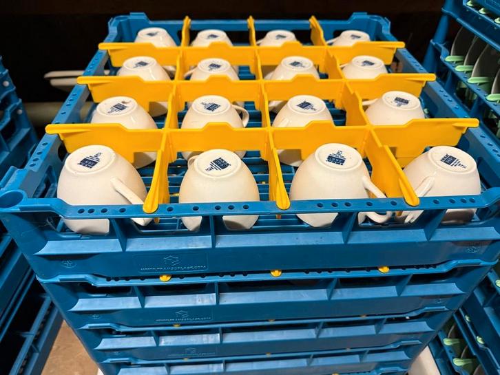 Kop en schotels in kratten, Huis en Inrichting, Keuken | Servies, Kop(pen) en/of Schotel(s), Overige stijlen, Porselein, Ophalen