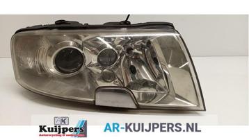 Koplamp rechts van een Skoda Superb beschikbaar voor biedingen