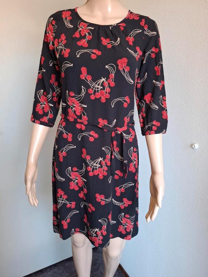 King Louie Jurk met Kersjes.  Maat 38, Kleding | Dames, Jurken, Gedragen, Maat 38/40 (M), Zwart, Knielengte, Ophalen of Verzenden