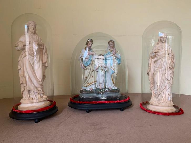 Antieke religieuze Heilige Familie en beelden onder stolp, Antiek en Kunst, Antiek | Religie, Ophalen