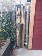Oude waterpomp met houten achtergrond, Antiek en Kunst, Ophalen
