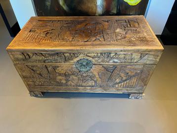 Kamferkist beschikbaar voor biedingen