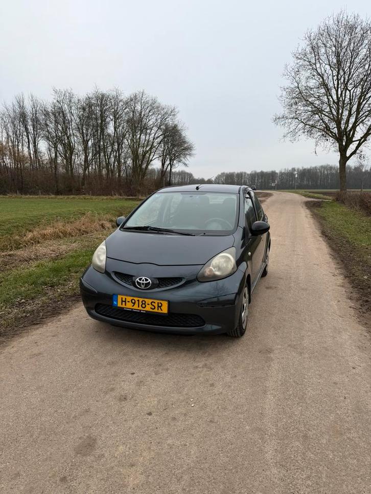 Toyota Aygo 1.0 12V Vvt-i 5DRS 2006 Grijs | Grote beurt, Auto's, Toyota, Particulier, Aygo, ABS, Airbags, Airconditioning, Alarm