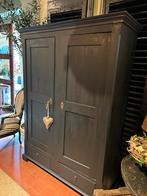 Landelijke oude antieke servies boeken kleding kast zwart, Antiek en Kunst, Antiek | Meubels | Kasten, Ophalen of Verzenden