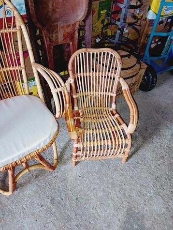Vintage rotan kinderstoel beschikbaar voor biedingen
