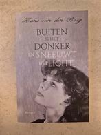 Buiten is het donker en sneeuwt het licht, Ophalen of Verzenden, Zo goed als nieuw, Hans van den Berg