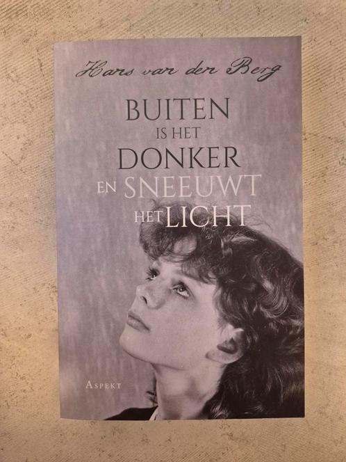 Buiten is het donker en sneeuwt het licht, Boeken, Romans, Zo goed als nieuw, Ophalen of Verzenden