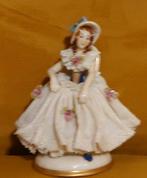 porseleinen beeldje zittende vrouw, Antiek en Kunst, Antiek | Porselein, Ophalen of Verzenden