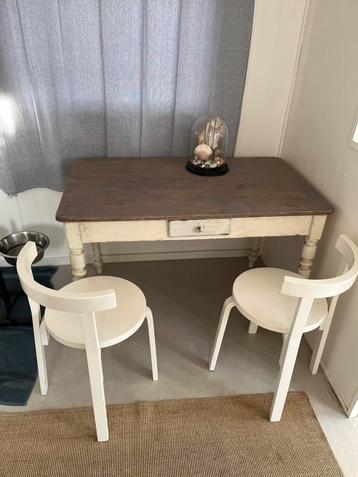Brocante kleine eettafel met 1 lade en 2 stoelen. beschikbaar voor biedingen