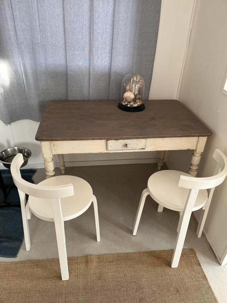 Brocante kleine eettafel met 1 lade en 2 stoelen., Huis en Inrichting, Tafels | Eettafels, Gebruikt, 50 tot 100 cm, 100 tot 150 cm
