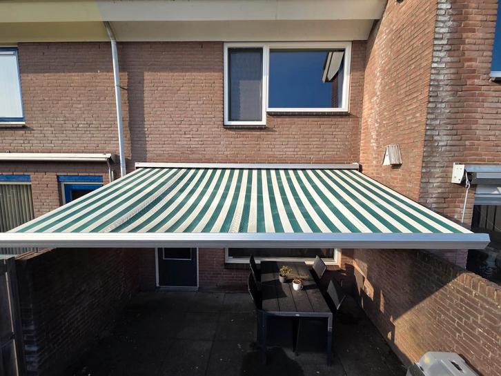 Zonnescherm (elektrisch), Tuin en Terras, Zonneschermen, Gebruikt, Knikarmscherm, 150 tot 300 cm, Elektrisch, Ophalen