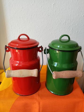 Twee mooie vintage emaille 'melkbussen' beschikbaar voor biedingen