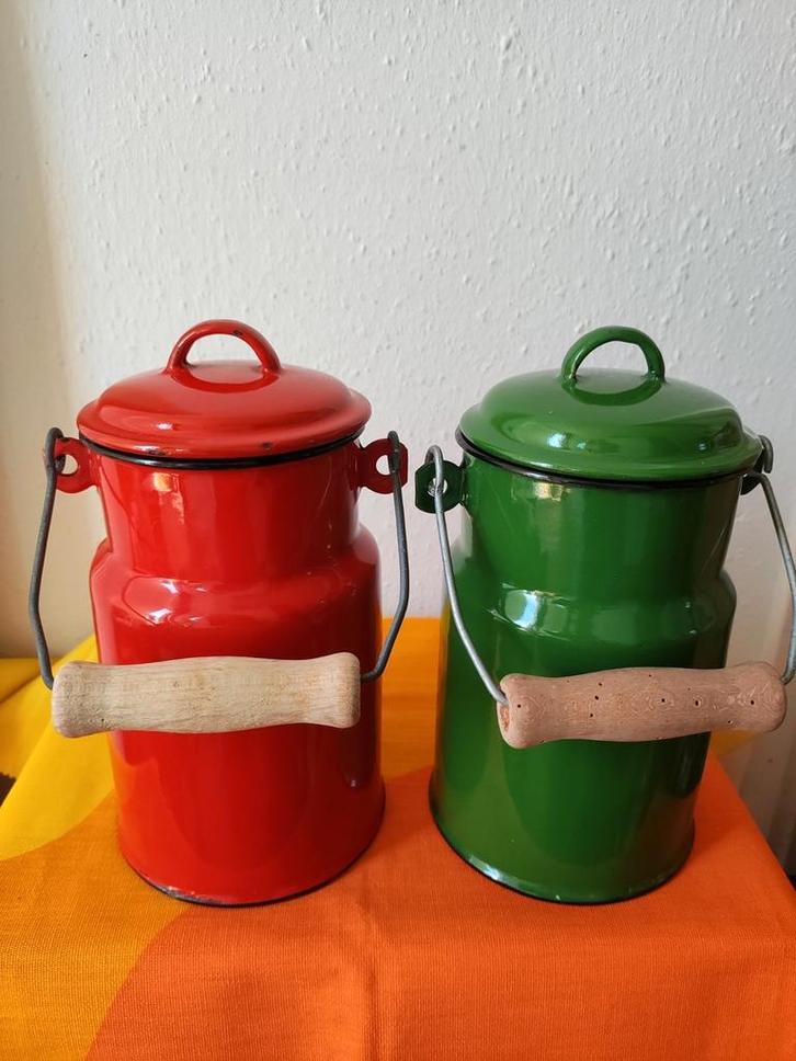 Twee mooie vintage emaille 'melkbussen', Antiek en Kunst, Antiek | Emaille, Verzenden