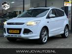 Ford Kuga 1.6 Titanium Plus 4WD PANO/CAM/TREKHAAK/APK/NAP, Gebruikt, 4 cilinders, Leder en Stof, Wit