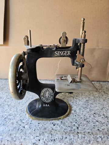 Singer kinder hand naaimaschine speelgoed oud beschikbaar voor biedingen