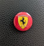 Ferrari - 25 mm button/speld/pin - Rood, Verzamelen, Automerken, Motoren en Formule 1, Ophalen of Verzenden, Nieuw, Auto's
