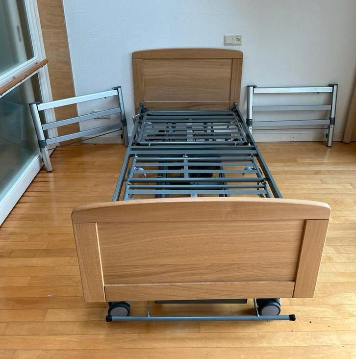 Elba Excellent Zorgbed Verpleegbed - zijsteunen en papegaai, Huis en Inrichting, Slaapkamer | Bedden, Zo goed als nieuw, Eenpersoons
