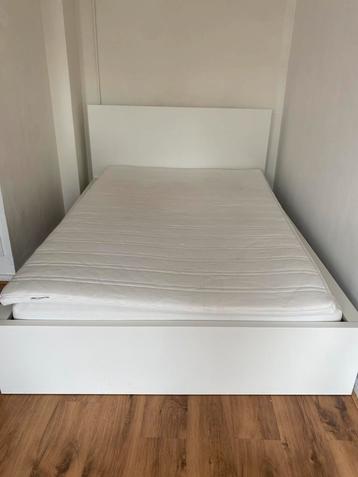 Bed, ladebodem, matras en topper .