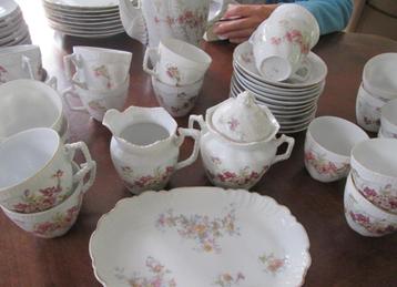 KOFFIESERVIES (antie) in fijn porselein beschikbaar voor biedingen