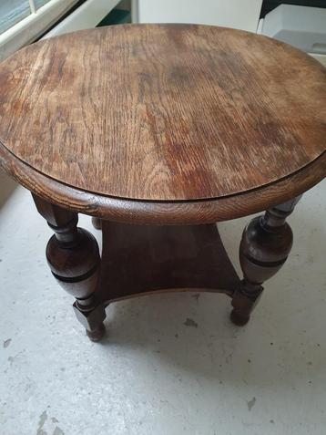 Stevige vintage ronde eiken tafel beschikbaar voor biedingen