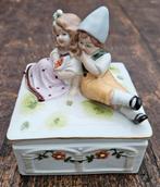 Scheibe-Alsbach porzellan doosje met jongen en meisje, Ophalen of Verzenden